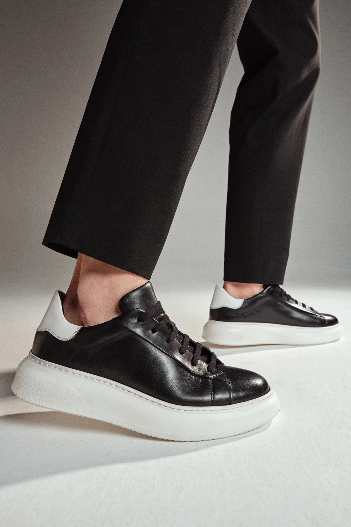 Erkek Siyah Bağcıklı Kalın Tabanlı Deri Sneaker - Image 2