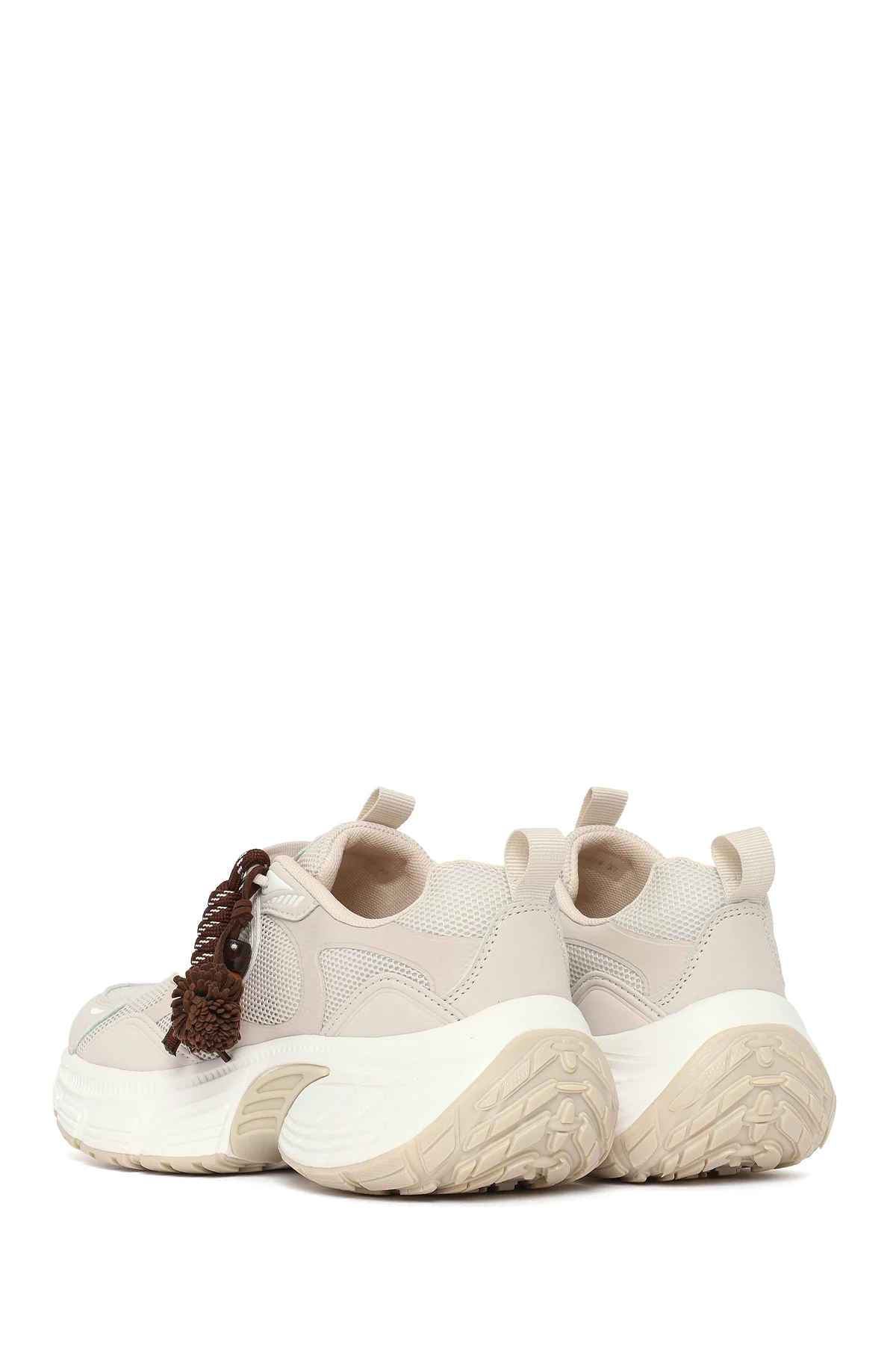 Kadın Bej Bağcıklı Kalın Tabanlı Charmlı Sneaker - Image 6