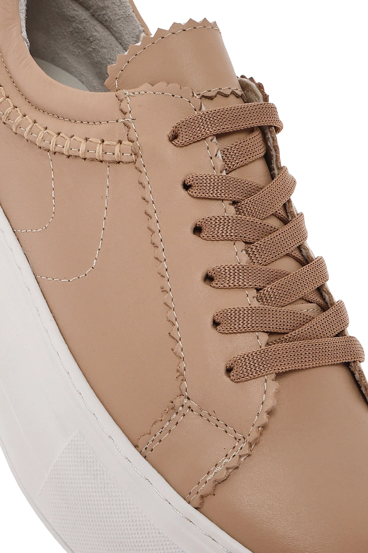 Kadın Bej Bağcıklı Kalın Tabanlı Deri Sneaker - Image 8