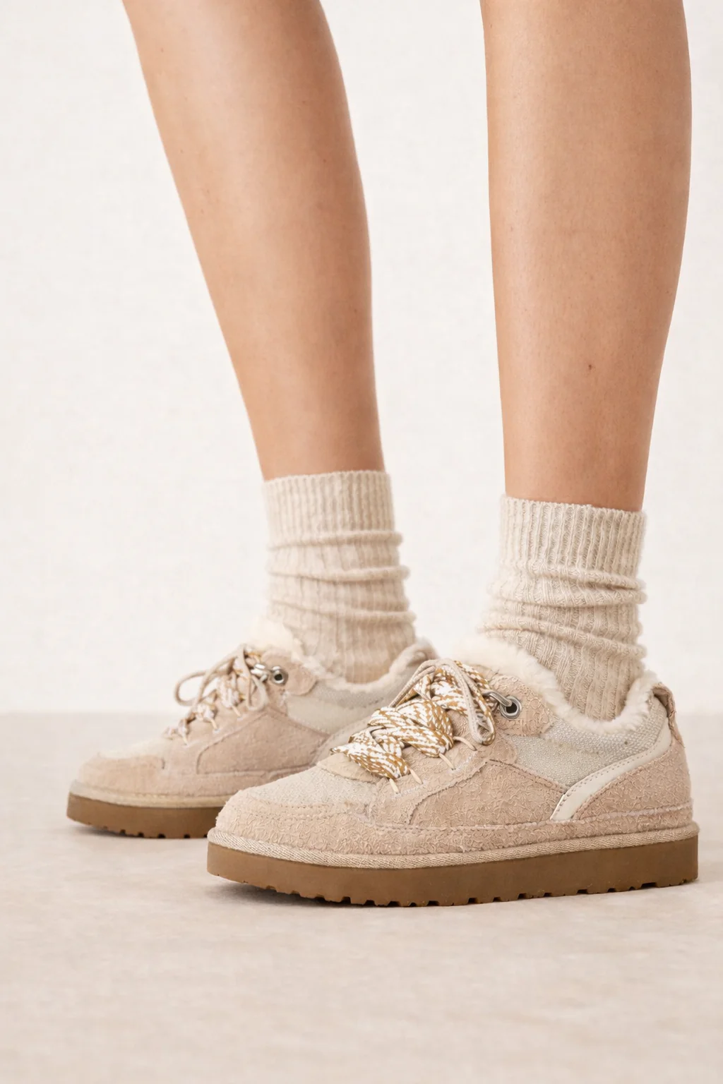 Kadın Bej Bağcıklı Kalın Tabanlı Tüylü Süet Deri Teddy Sneaker - Image 2