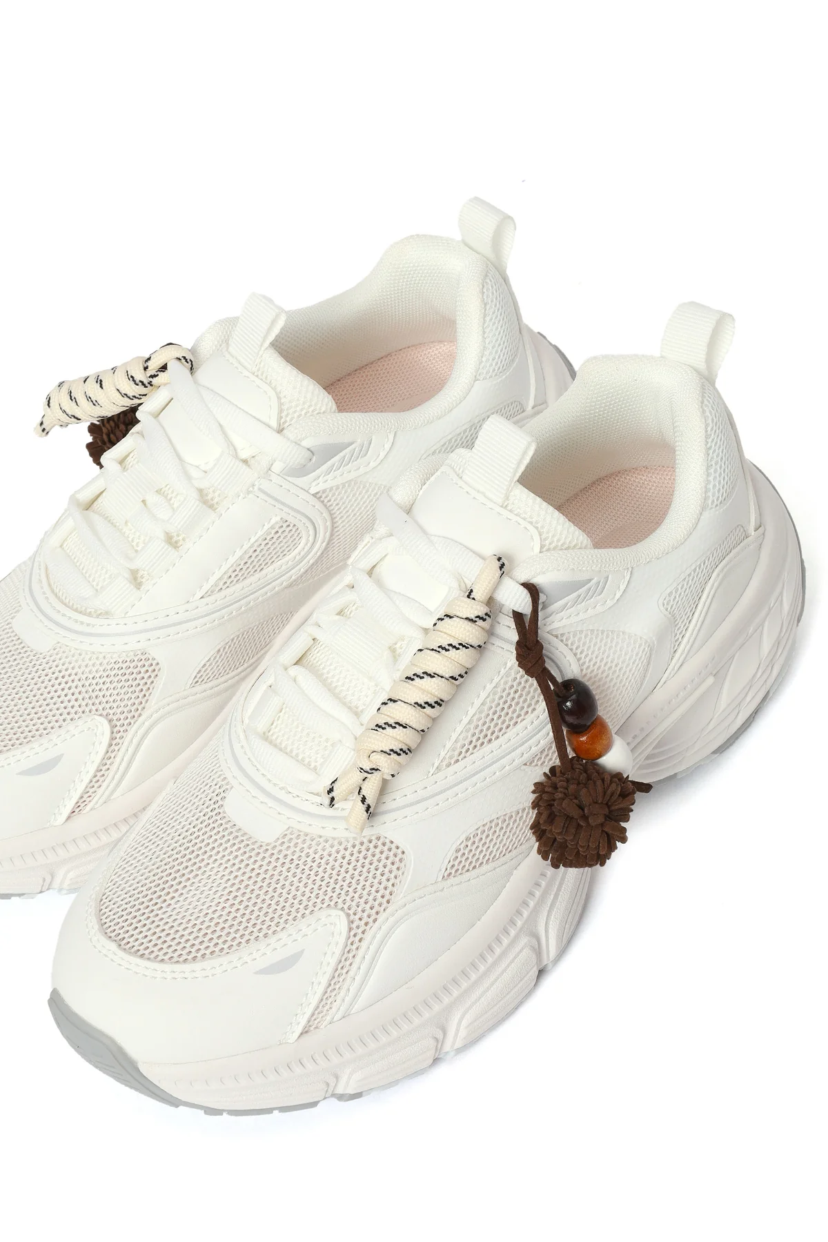 Kadın Beyaz Bağcıklı Kalın Tabanlı Charmlı Sneaker - Image 10