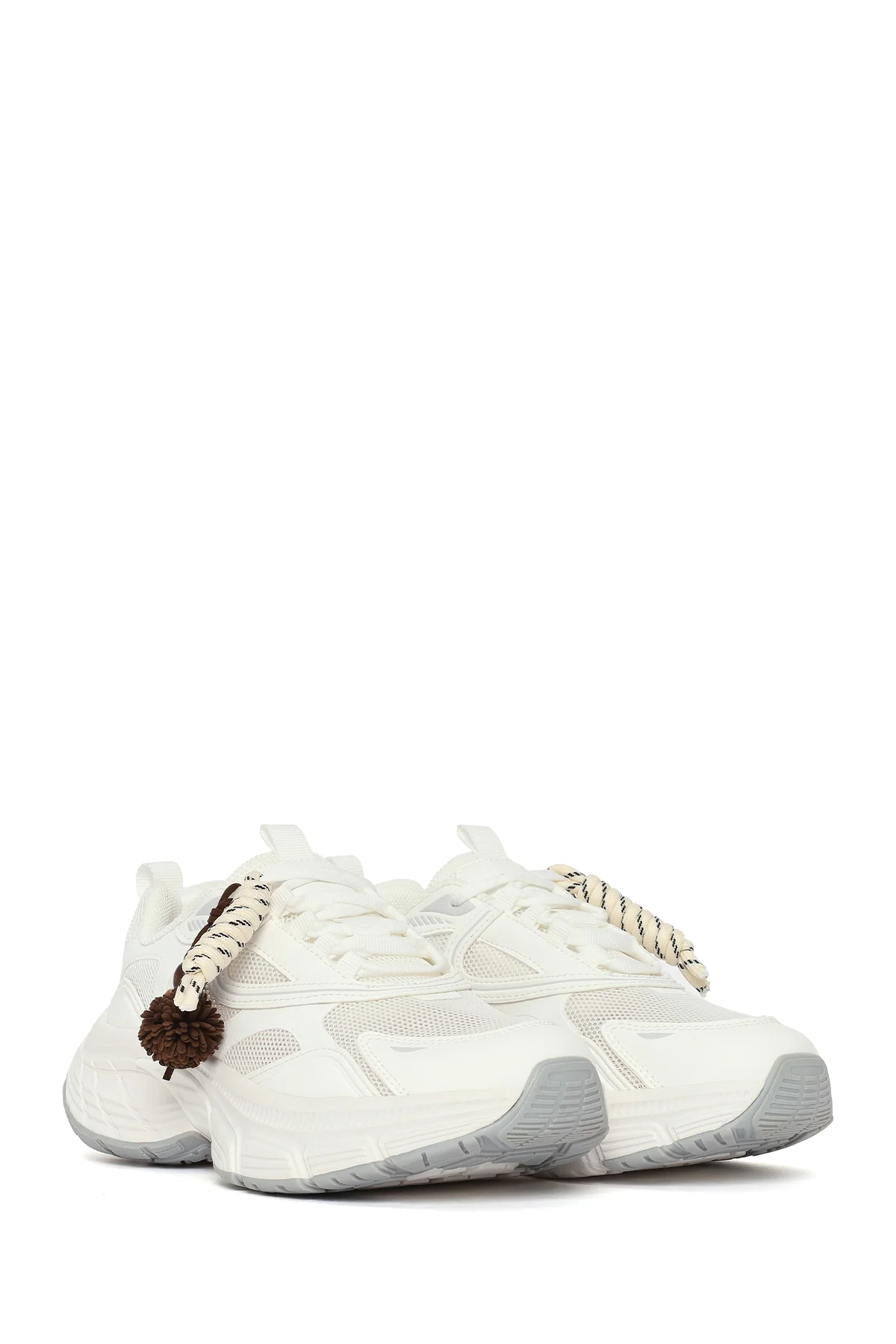 Kadın Beyaz Bağcıklı Kalın Tabanlı Charmlı Sneaker - Image 2