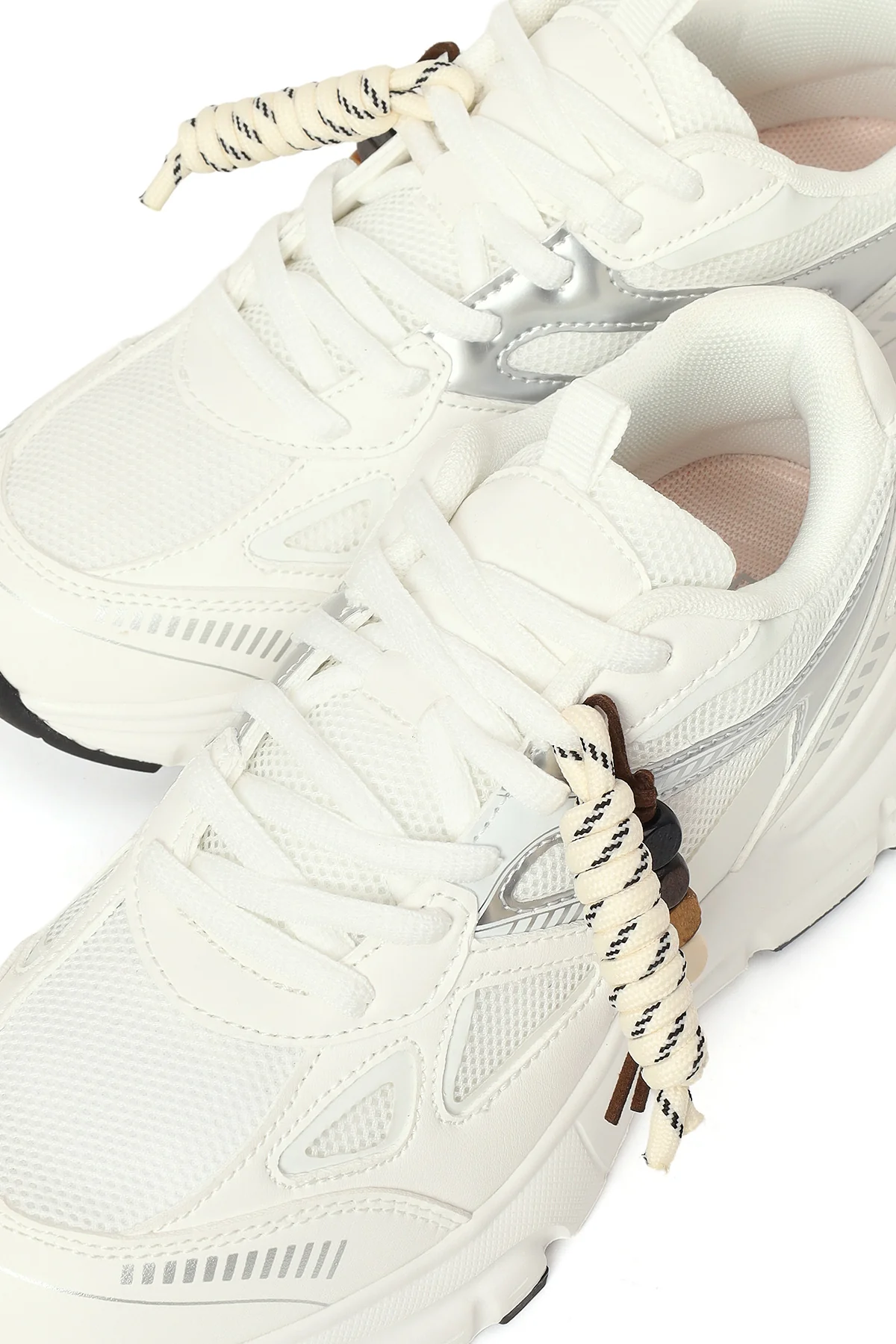 Kadın Beyaz Bağcıklı Kalın Tabanlı Charmlı Sneaker - Image 10