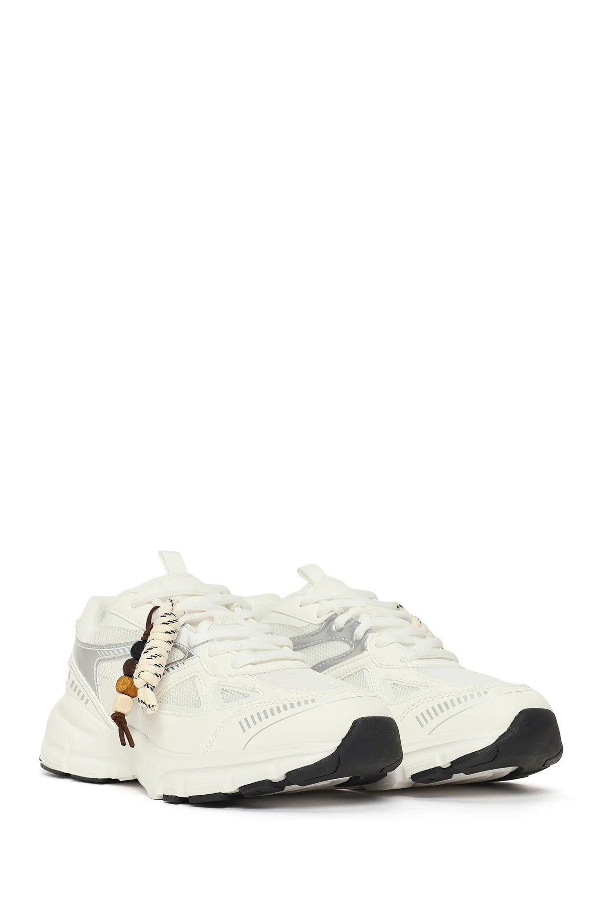 Kadın Beyaz Bağcıklı Kalın Tabanlı Charmlı Sneaker - Image 2