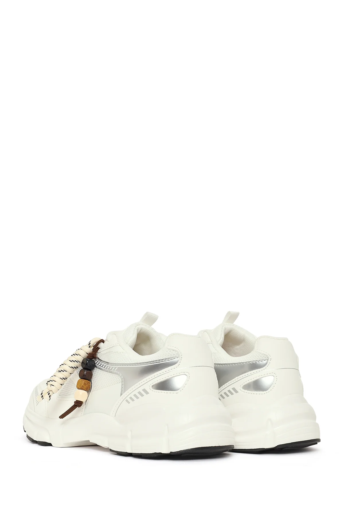 Kadın Beyaz Bağcıklı Kalın Tabanlı Charmlı Sneaker - Image 6