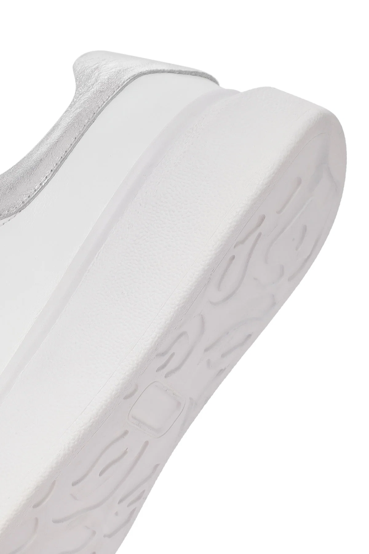 Kadın Beyaz Bağcıklı Kalın Tabanlı Deri Sneaker - Image 9