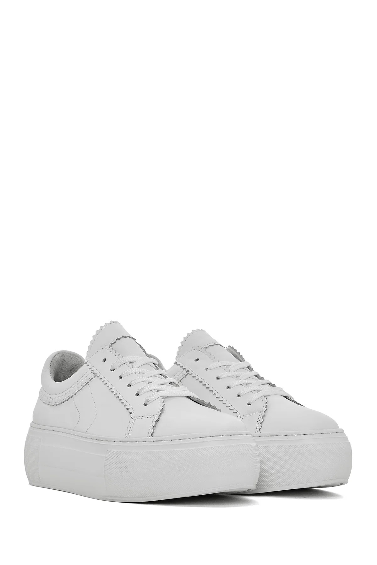 Kadın Beyaz Bağcıklı Kalın Tabanlı Deri Sneaker - Image 3