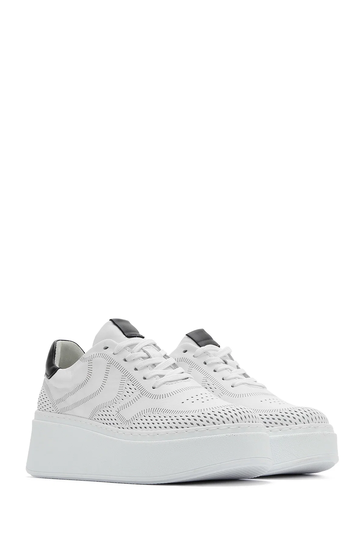 Kadın Beyaz Bağcıklı Kalın Tabanlı Deri Sneaker - Image 3