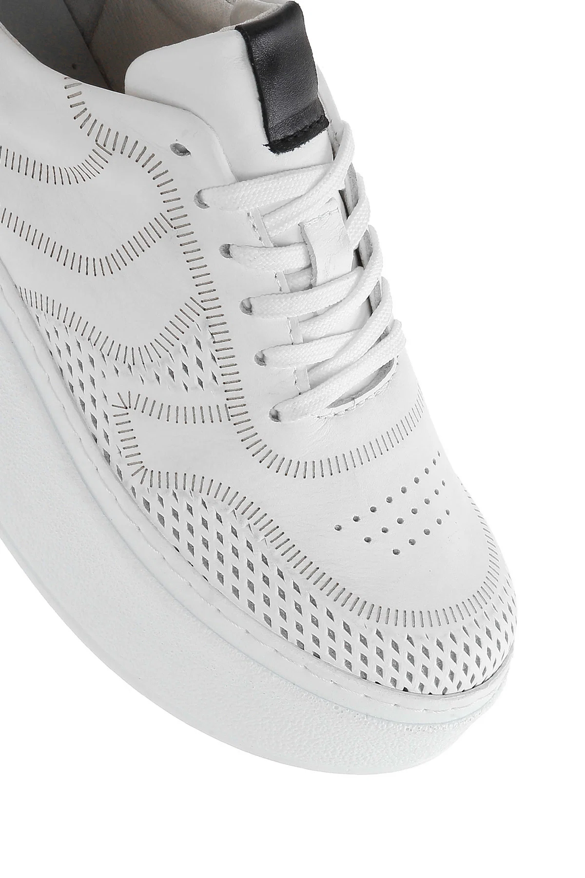 Kadın Beyaz Bağcıklı Kalın Tabanlı Deri Sneaker - Image 8