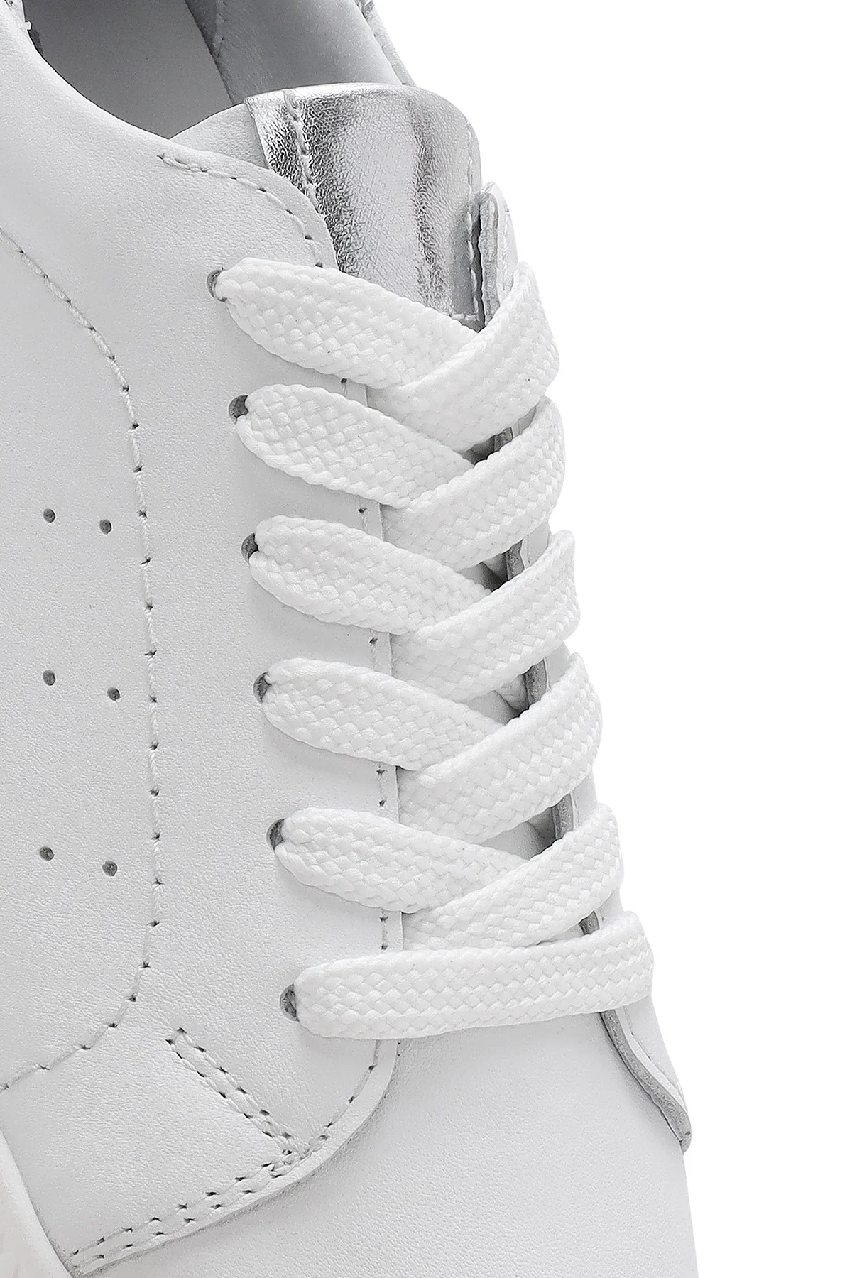 Kadın Beyaz Bağcıklı Kalın Tabanlı Deri Sneaker - Image 9