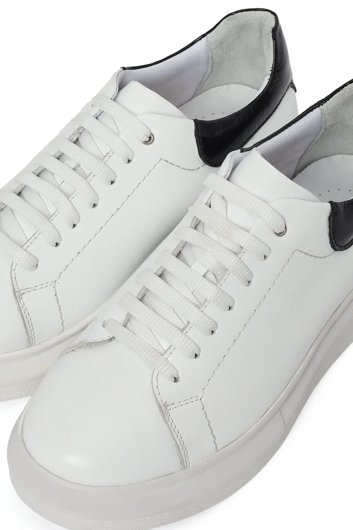 Kadın Beyaz Bağcıklı Kalın Tabanlı Deri Sneaker - Image 10