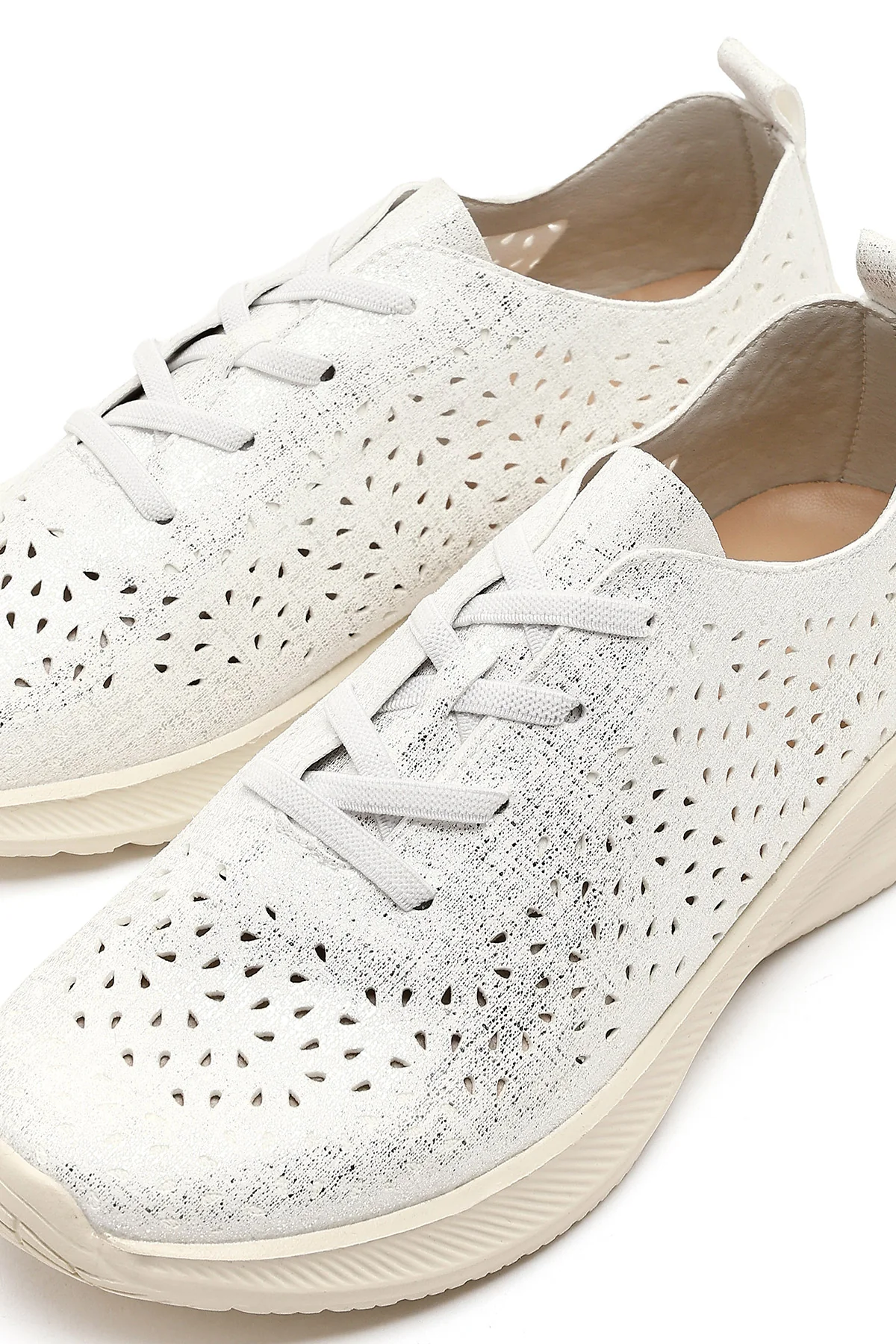 Kadın Beyaz Bağcıklı Kalın Tabanlı Desenli Kumaş Comfort Sneaker - Image 10