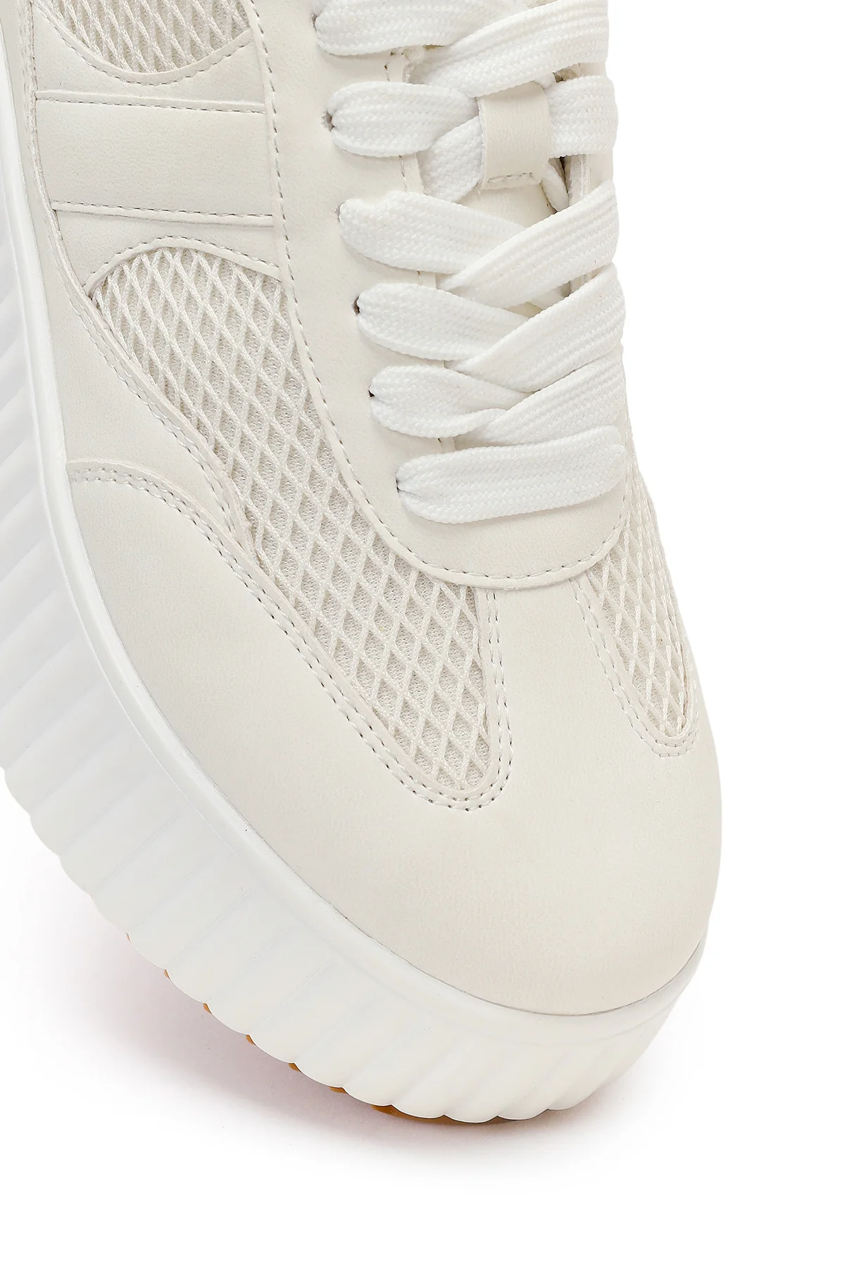 Kadın Beyaz Bağcıklı Kalın Tabanlı Sneaker - Image 9