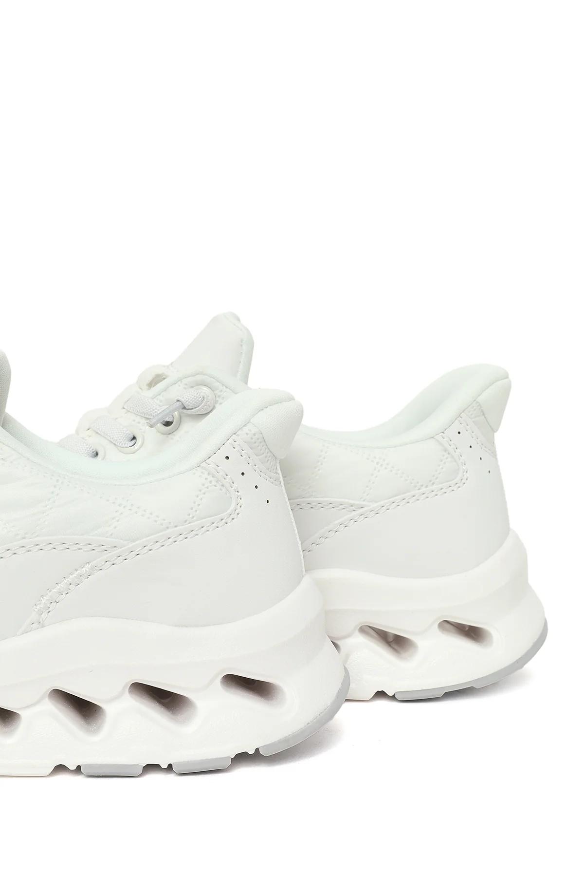 Kadın Beyaz Bağcıklı Kalın Tabanlı Sneaker - Image 12