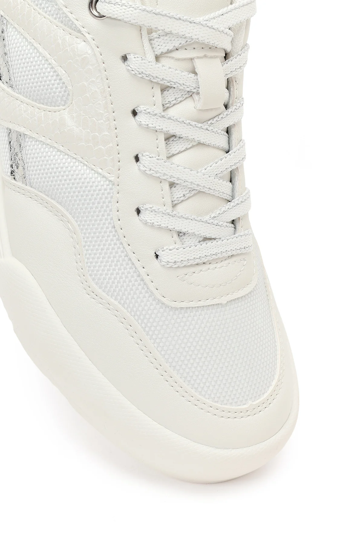 Kadın Beyaz Bağcıklı Sneaker - Image 9