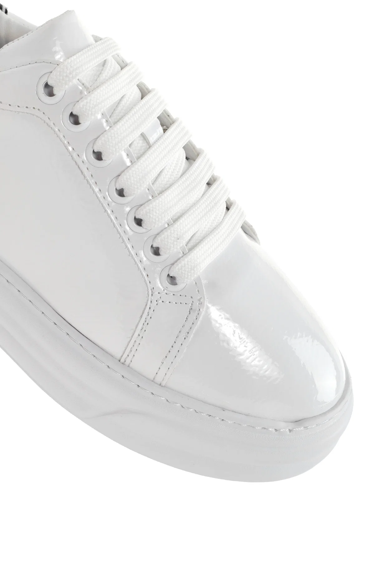 Kadın Beyaz Rugan Kalın Tabanlı Sneaker - Image 9
