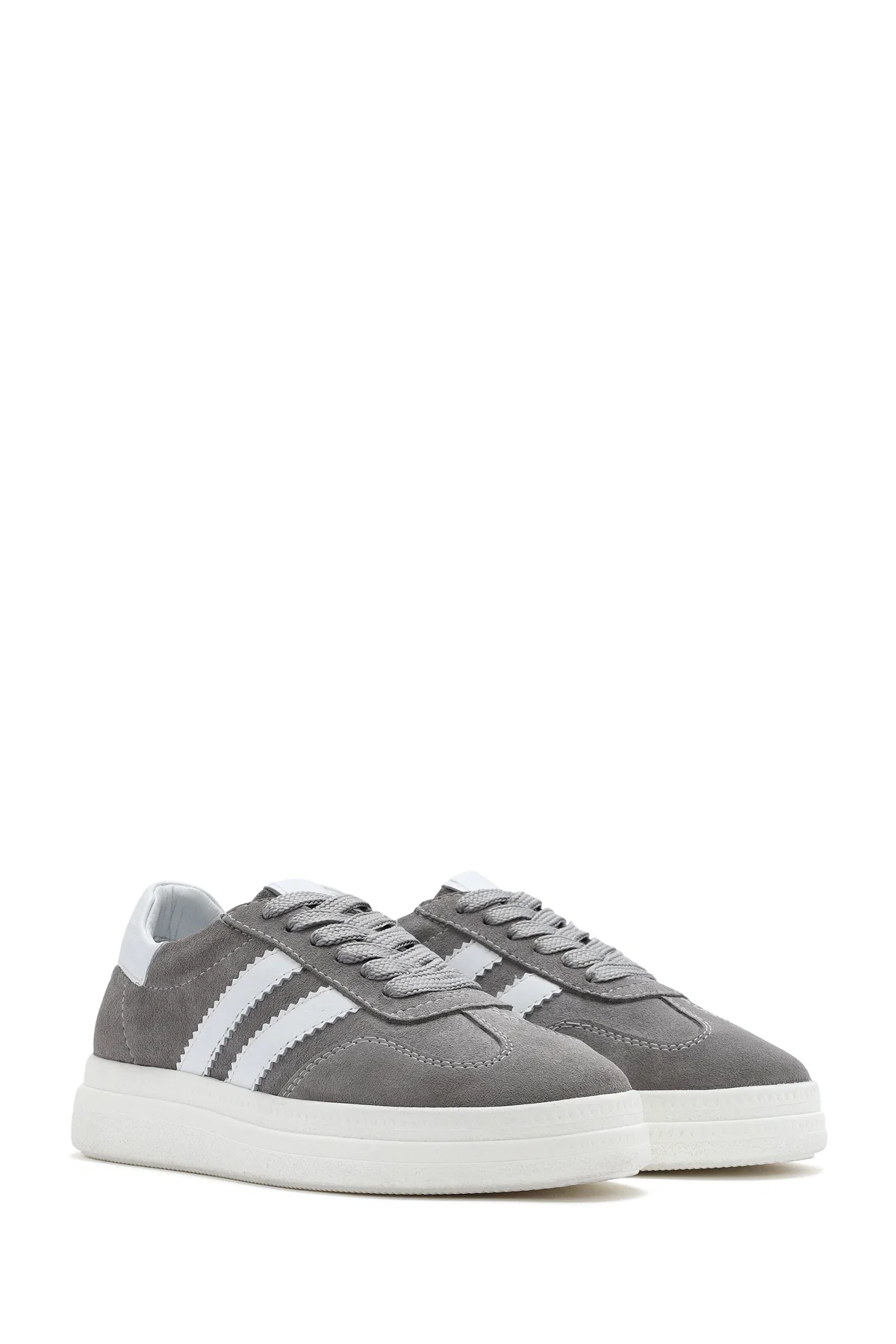 Kadın Gri Bağcıklı Kalın Tabanlı Süet Deri Sneaker - Image 3