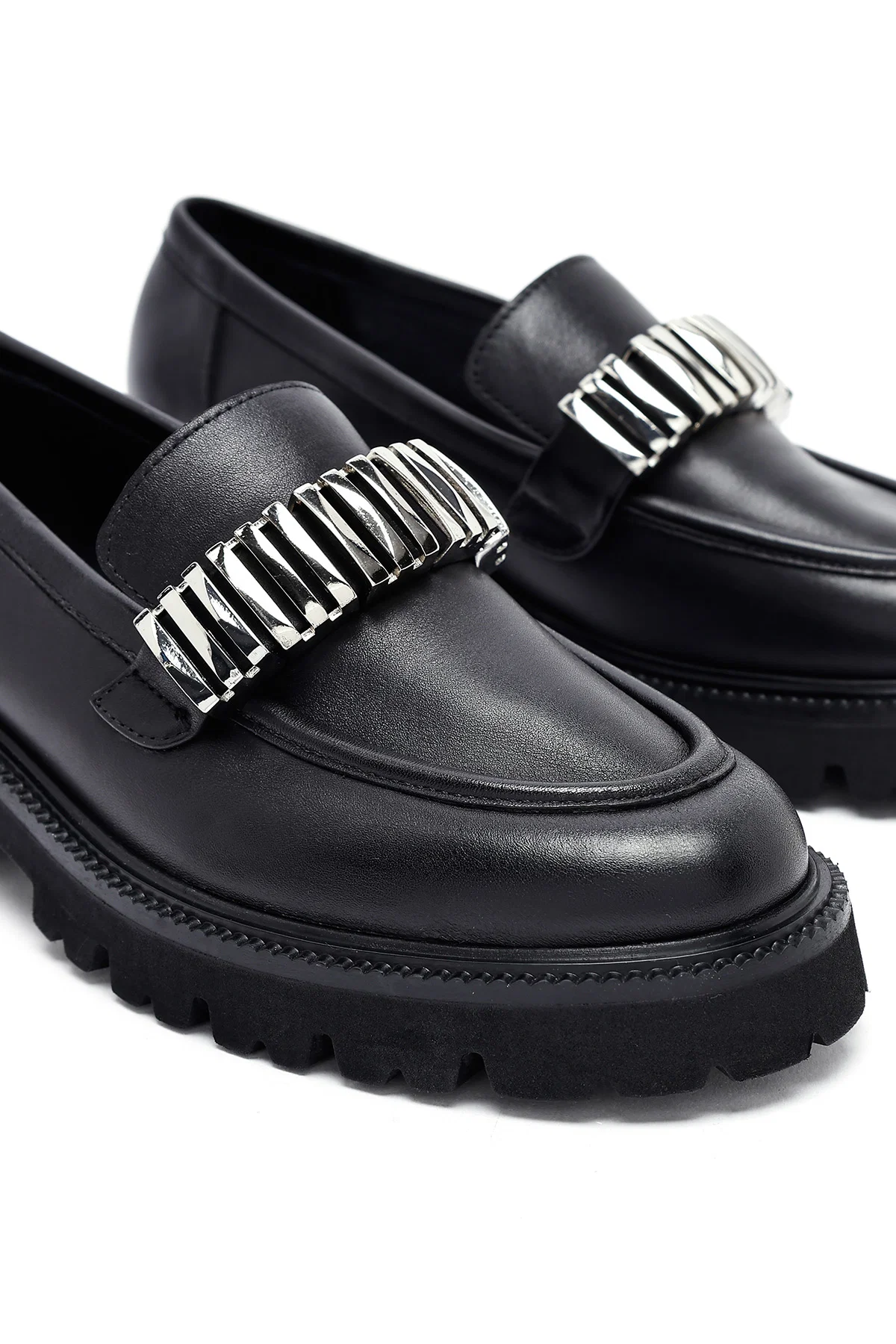 Kadın Siyah Aksesuarlı Deri Maskülen Loafer - Image 10