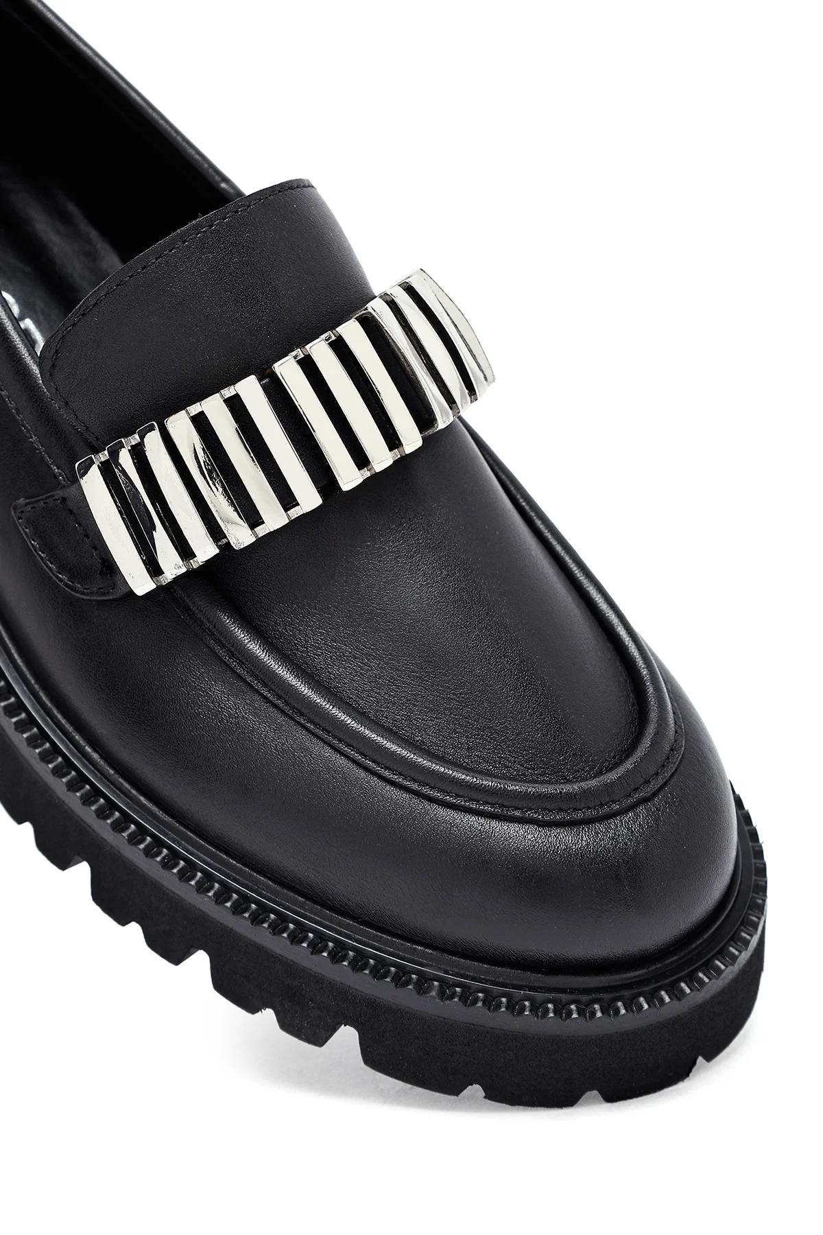 Kadın Siyah Aksesuarlı Deri Maskülen Loafer - Image 8
