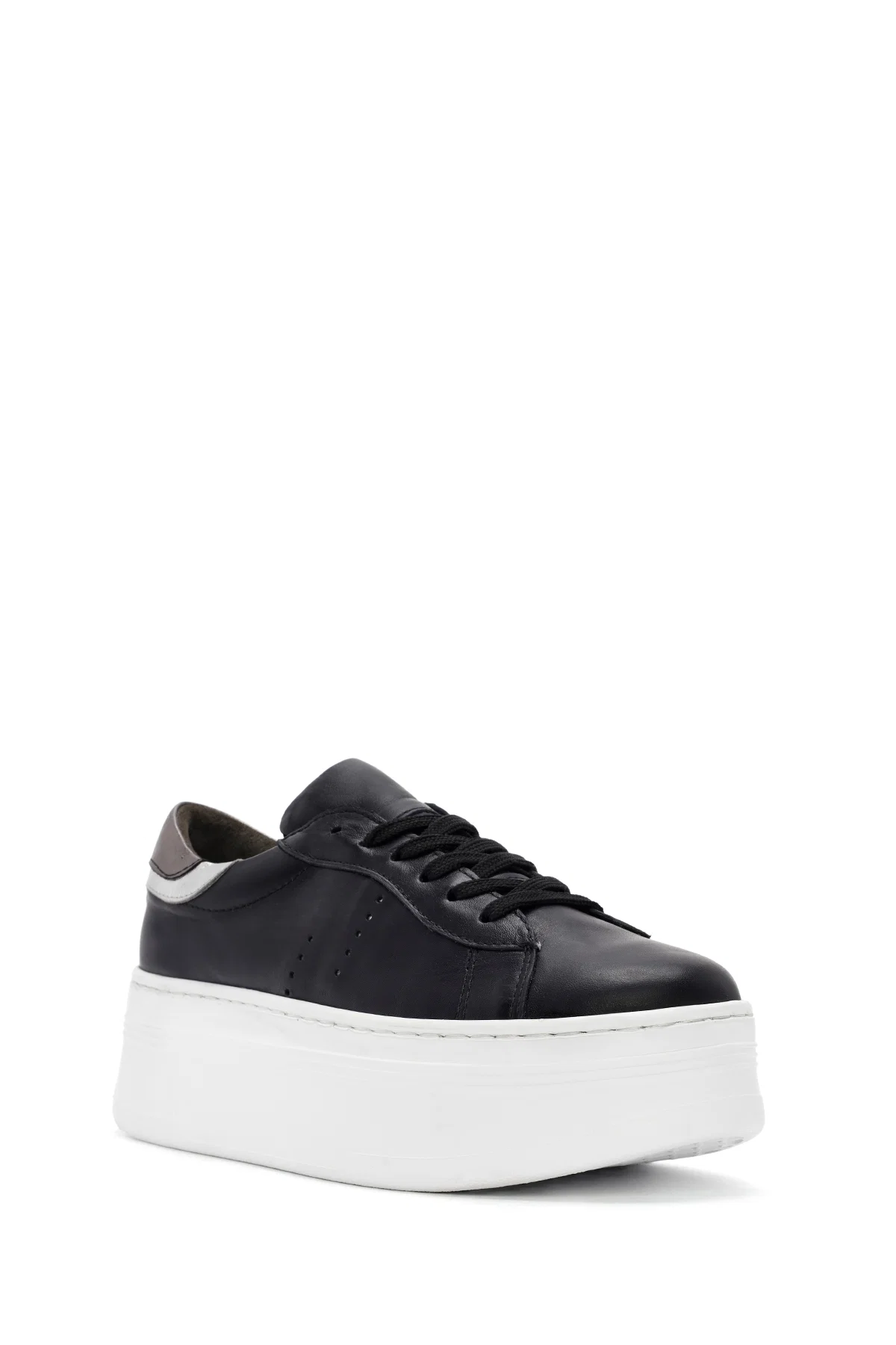 Kadın Siyah Bağcıklı Kalın Tabanlı Deri Sneaker - Image 6