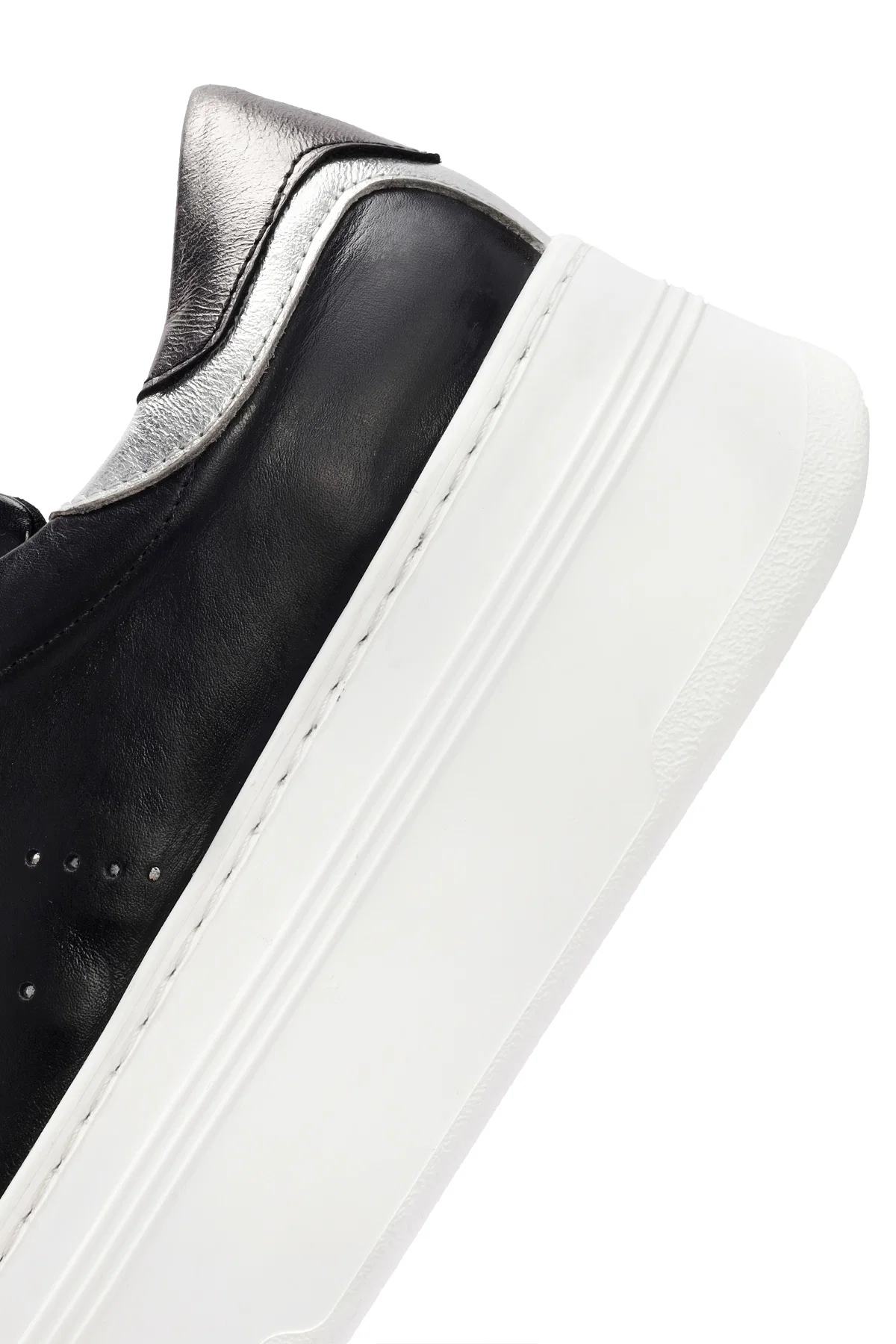 Kadın Siyah Bağcıklı Kalın Tabanlı Deri Sneaker - Image 9
