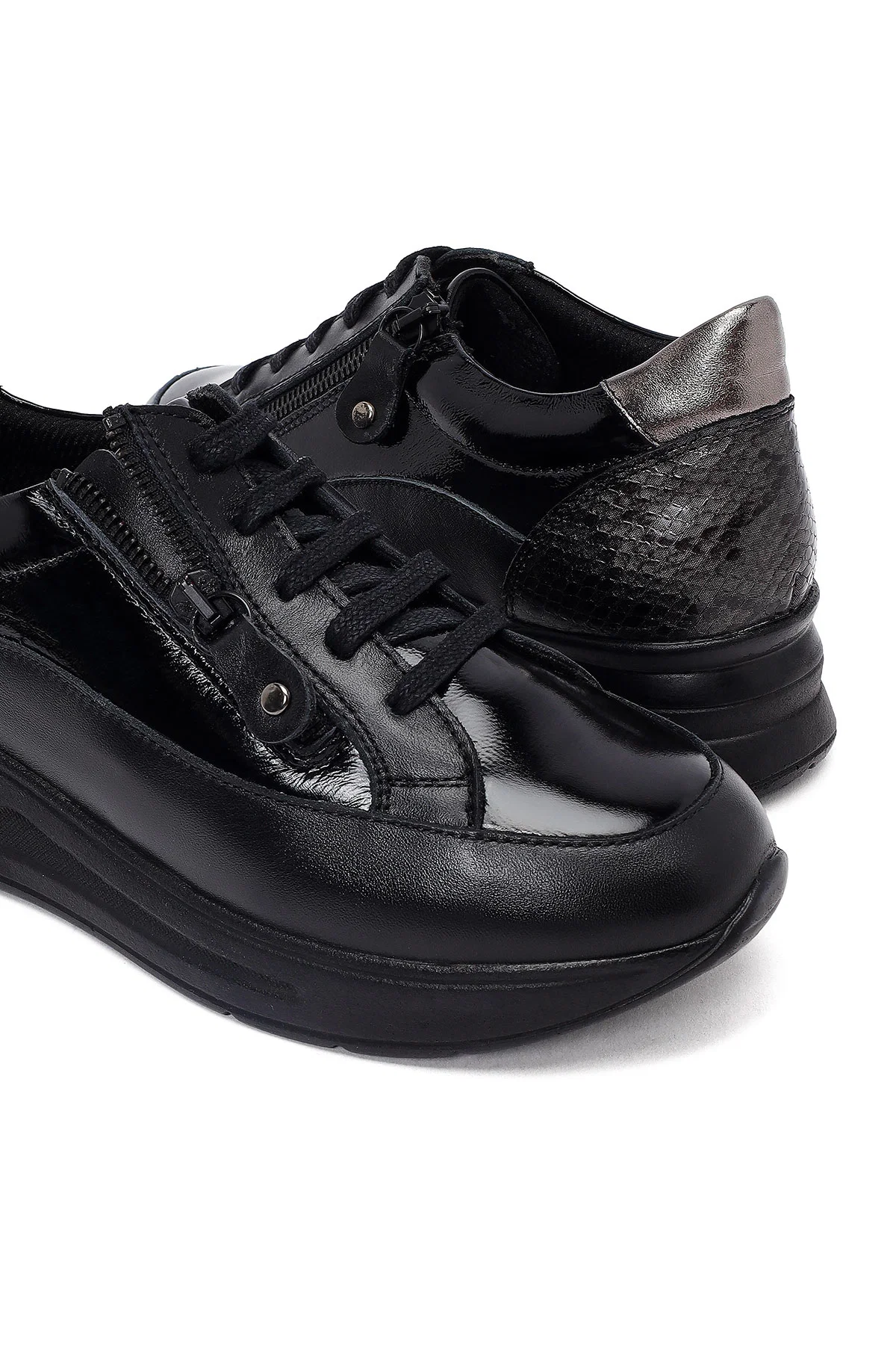 Kadın Siyah Bağcıklı Kalın Tabanlı Deri Sneaker - Image 12