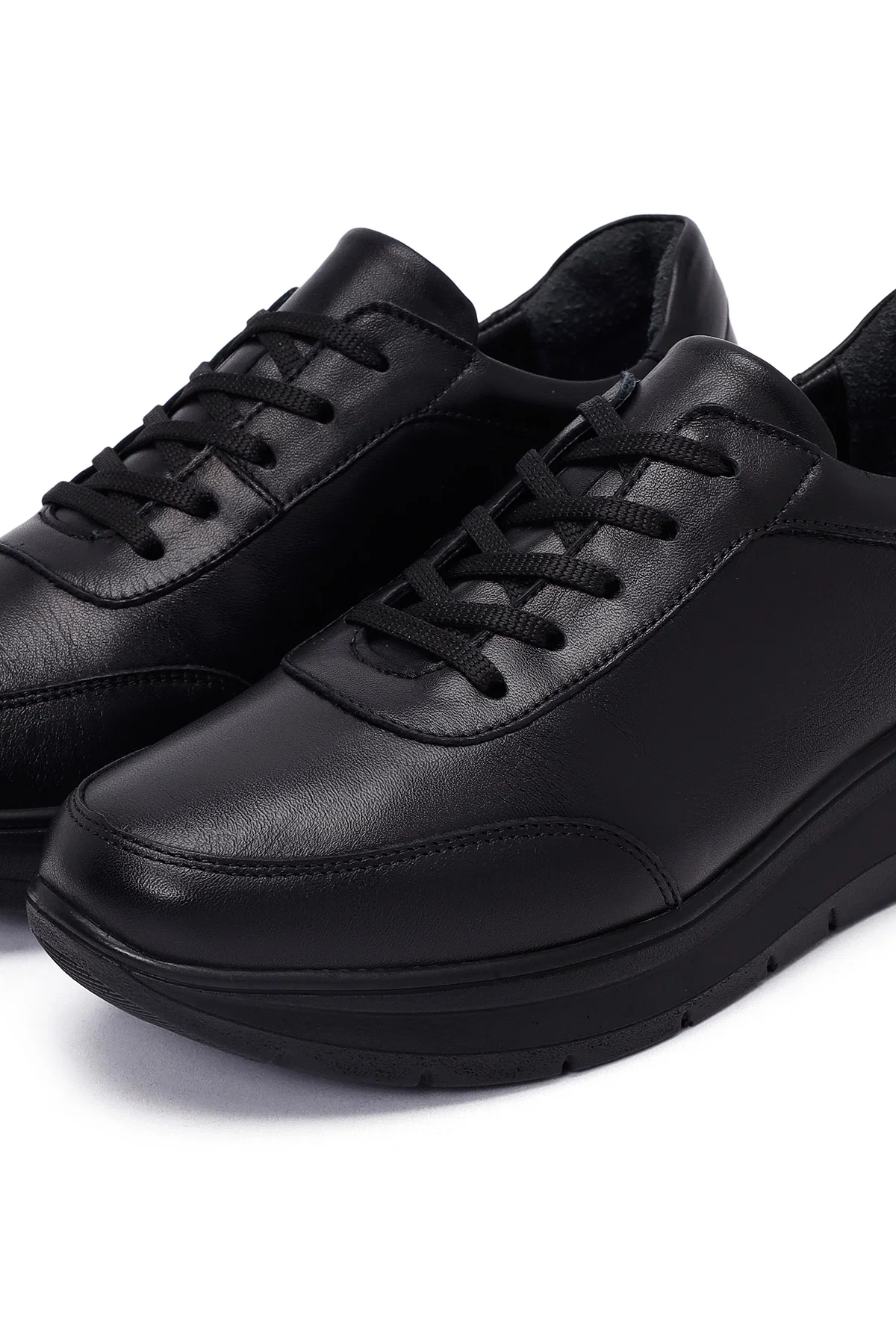 Kadın Siyah Bağcıklı Kalın Tabanlı Deri Sneaker - Image 10