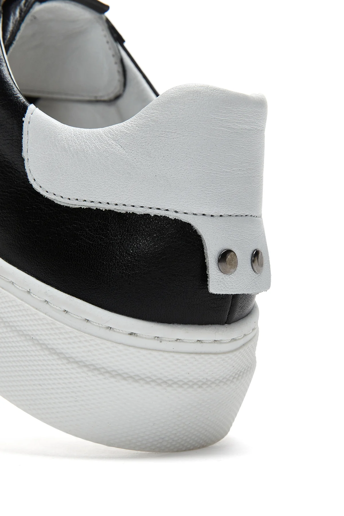 Kadın Siyah Bağcıklı Kalın Tabanlı Deri Sneaker - Image 8