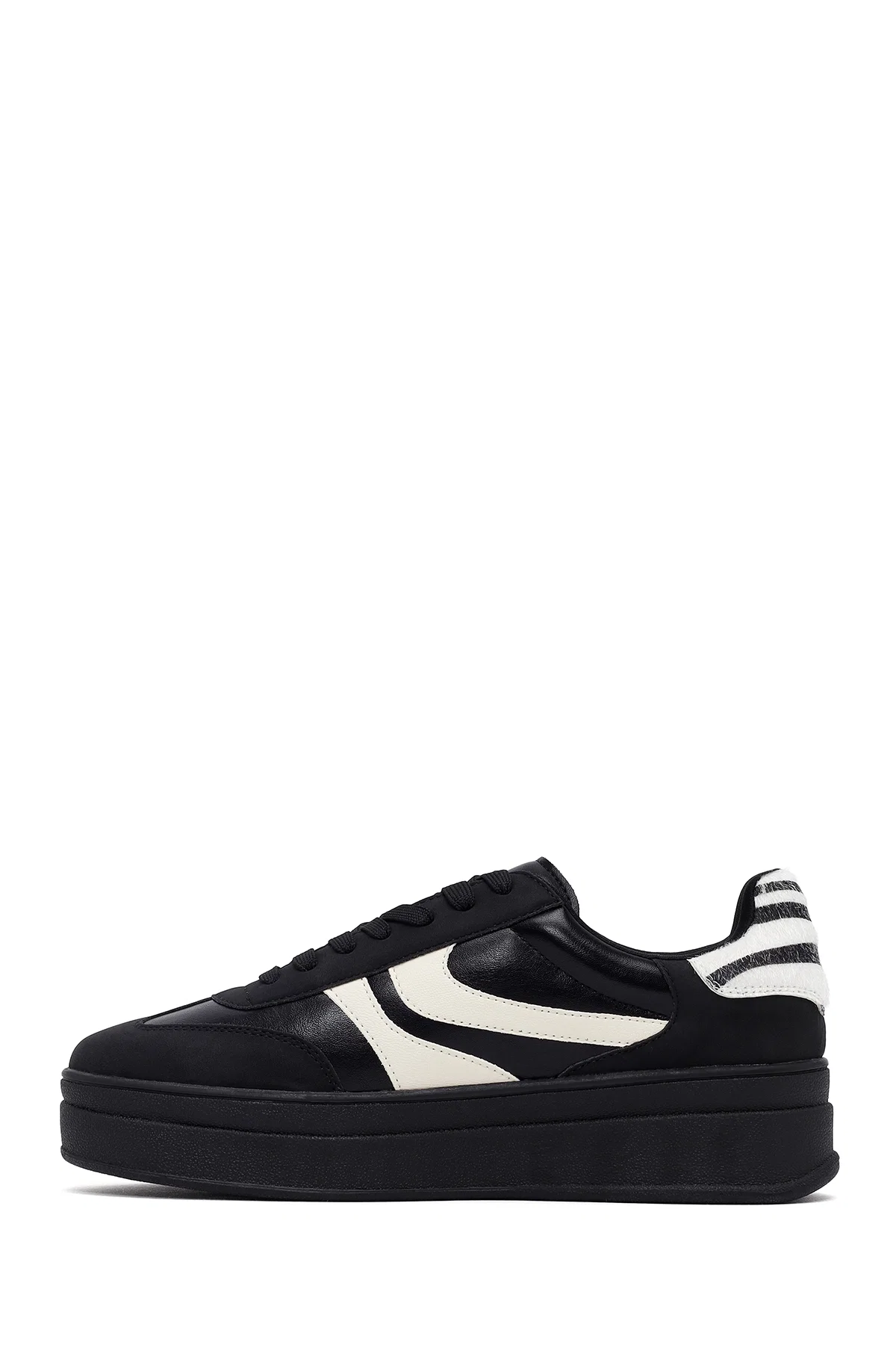 Kadın Siyah Bağcıklı Kalın Tabanlı Sneaker - Image 2
