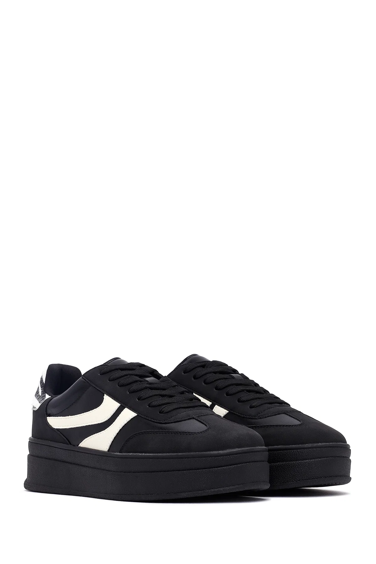Kadın Siyah Bağcıklı Kalın Tabanlı Sneaker - Image 3