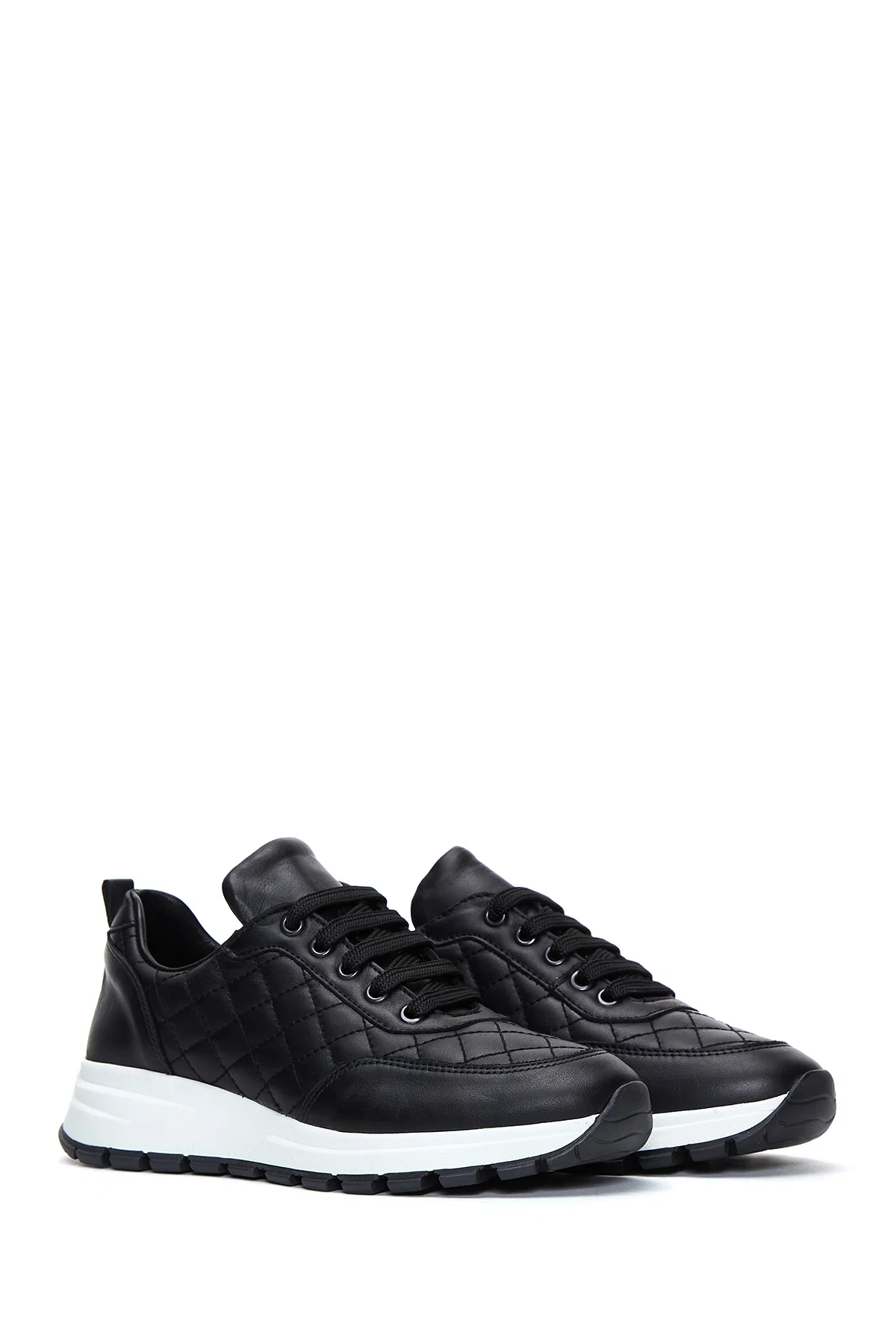 Kadın Siyah Bağcıklı Kapitone Desenli Deri Sneaker - Image 3