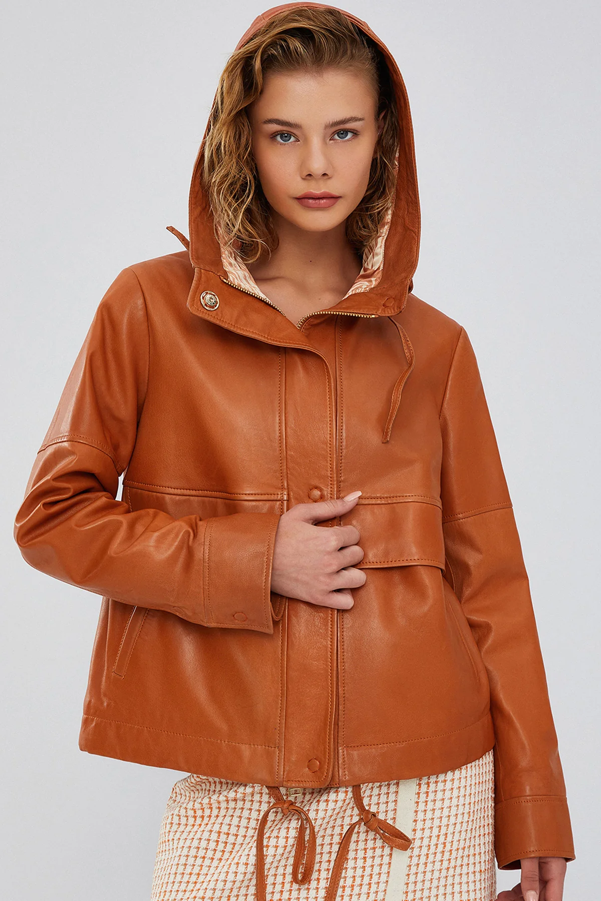 Shelly Kadın Turuncu Oversize Kapüşonlu Deri Ceket - Image 2