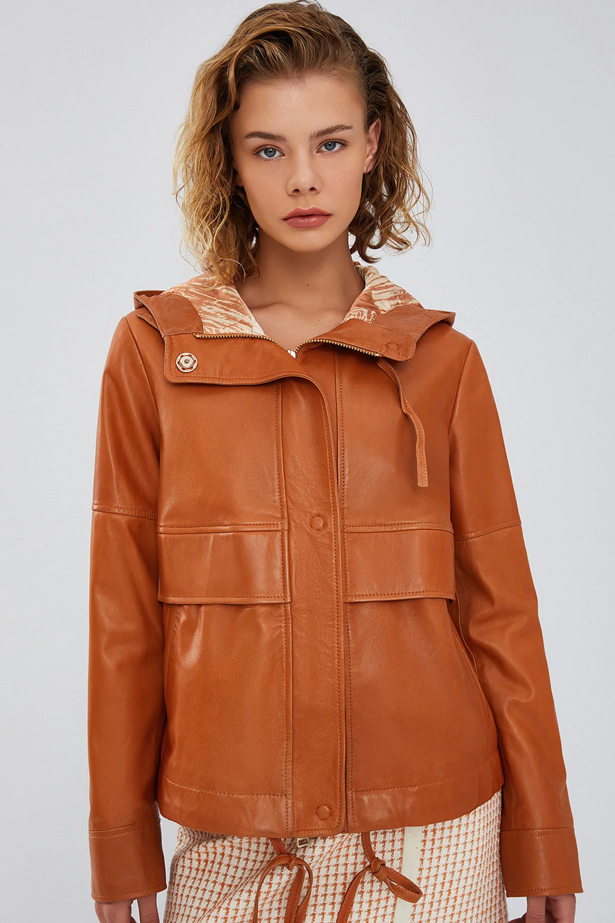 Shelly Kadın Turuncu Oversize Kapüşonlu Deri Ceket - Image 3