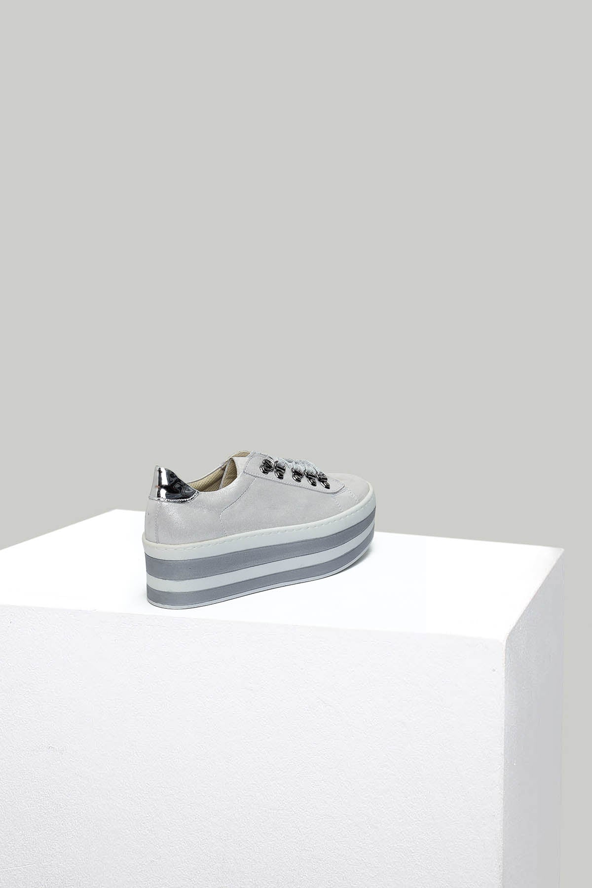 Yüksek Tabanlı Gümüş Kadın Deri Sneaker - Image 3