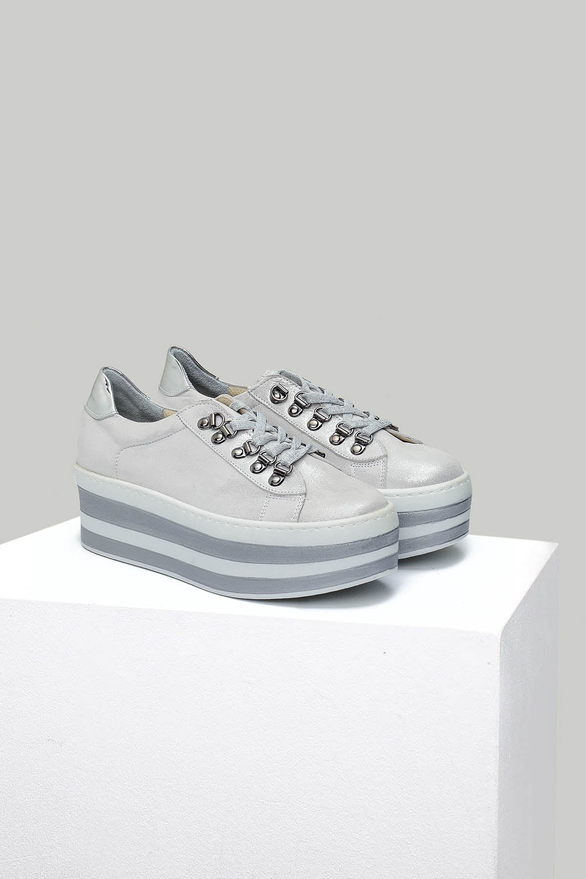 Yüksek Tabanlı Gümüş Kadın Deri Sneaker - Image 4